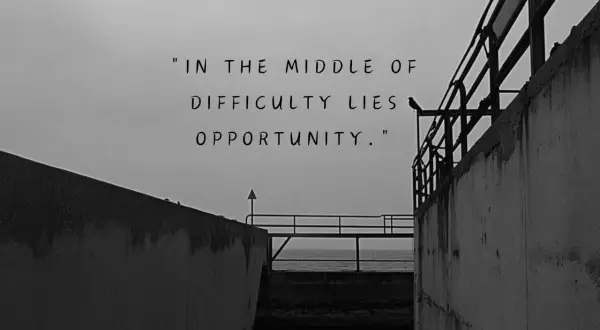 La vida en blanco y negro, frases inspiradoras sobre la dificultad y la oportunidad.