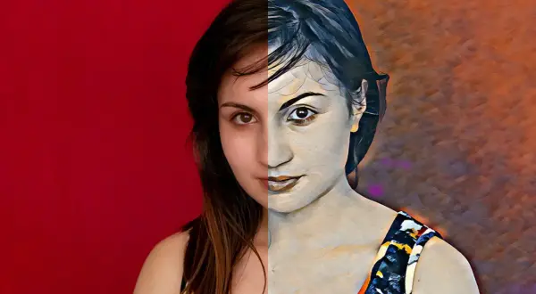 Retrato dividido: mitad real, mitad con filtros neurales de Photoshop, creando un efecto artístico.