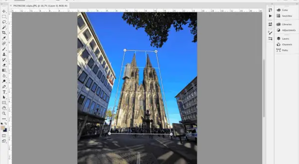 Catedral gótica con un marco de transformación activado en Photoshop, ajustando la perspectiva.