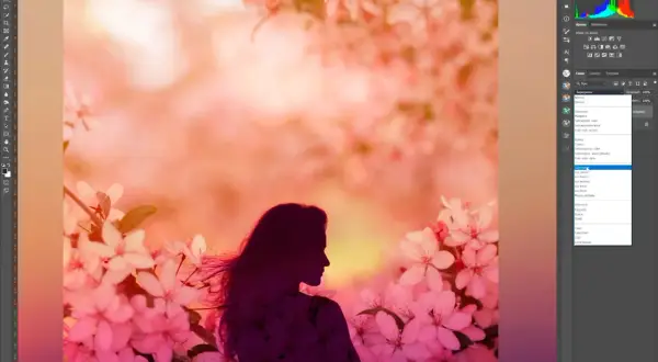 Silueta de mujer entre flores rosadas, con el modo de fusión "Superponer" seleccionado para fusionar capas en Photoshop.