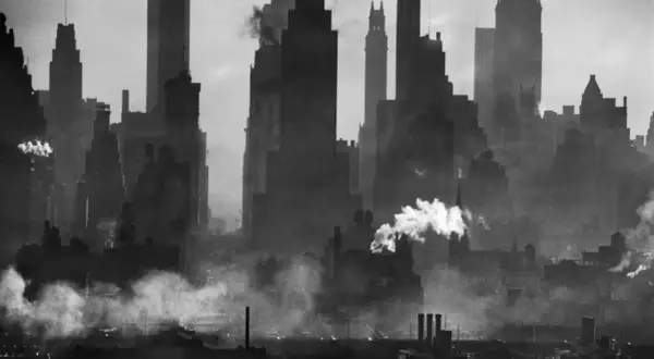Silueta de rascacielos neoyorquinos envueltos en humo, capturada por Andreas Feininger.