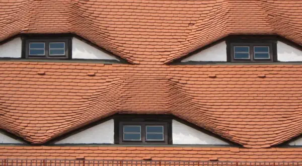 Tejas rojas forman un rostro sonriente, un ejemplo de pareidolia.