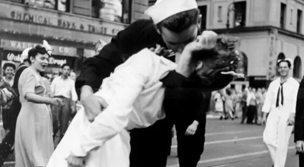 Marinero besa apasionadamente a una enfermera en Times Square, una de las 50 mejores fotos de la historia.