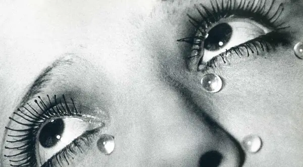 Primer plano de ojos con gotas de agua, una obra icónica de las man ray fotografias.