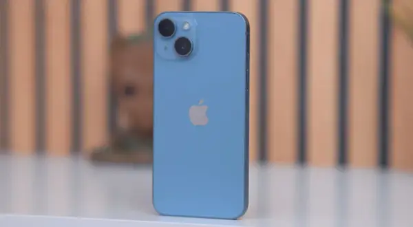 Teléfono azul con logo de Apple y doble cámara. Explora las **iphone 13 camara caracteristicas** para capturar momentos increíbles.