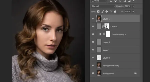 Retrato de mujer con su edición en Photoshop, mostrando capas y ajustes como el balance de blancos.