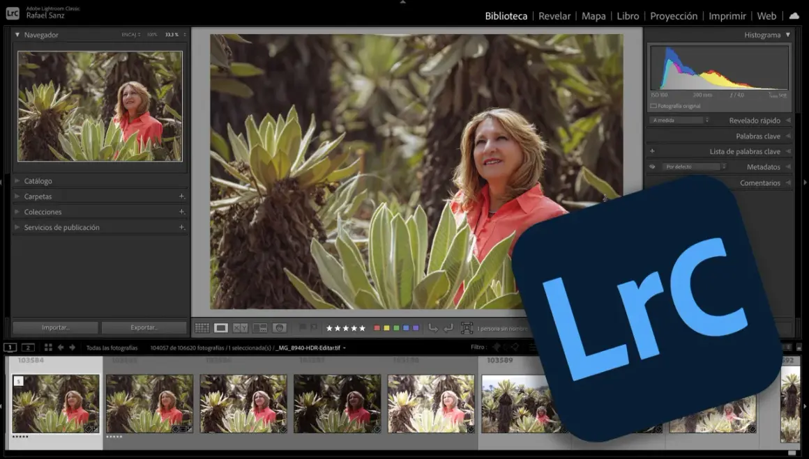 Edición de fotos en Lightroom, ideal para quienes buscan **Lightroom online gratis**. Muestra una mujer sonriendo entre plantas.