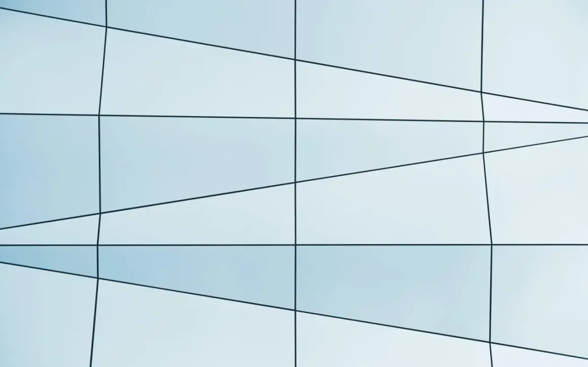 Patrón abstracto de **imágenes geométricas** con líneas negras sobre paneles de vidrio azul claro, creando un diseño moderno y minimalista.
