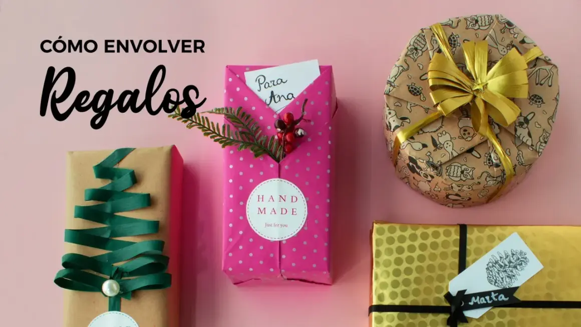 Ideas para fotos creativas de regalos: un árbol de Navidad con cinta, un paquete rosa con detalles de hojas y bayas, y un regalo redondo con un lazo dorado.