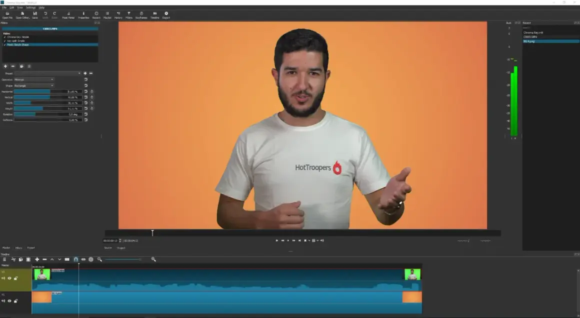 Un hombre con camiseta blanca habla frente a un fondo naranja. El software de edición de video muestra un efecto de croma que es, eliminando el fondo verde.