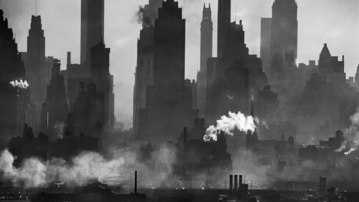 Silueta de rascacielos neoyorquinos envueltos en humo, capturada por Andreas Feininger.