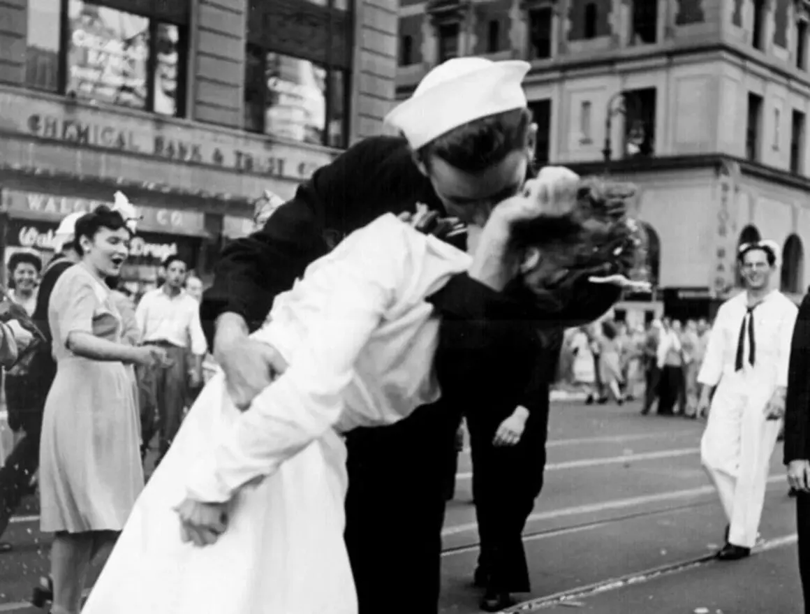 Marinero besa apasionadamente a una enfermera en Times Square, una de las 50 mejores fotos de la historia.