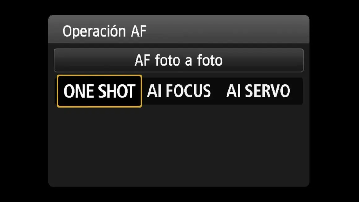 Pantalla de cámara con opciones de AF: One Shot, AI FOCUS y AI SERVO.