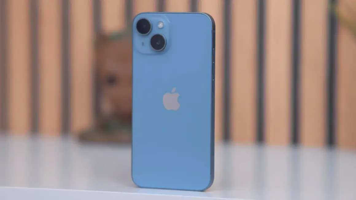 Teléfono azul con logo de Apple y doble cámara. Explora las **iphone 13 camara caracteristicas** para capturar momentos increíbles.