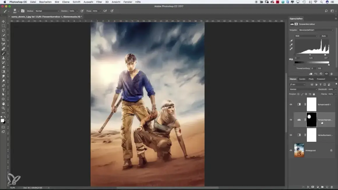 Dos figuras en un paisaje desértico, con una capa de ajuste de Photoshop "Tonwertkorrektur" visible en el panel de capas.