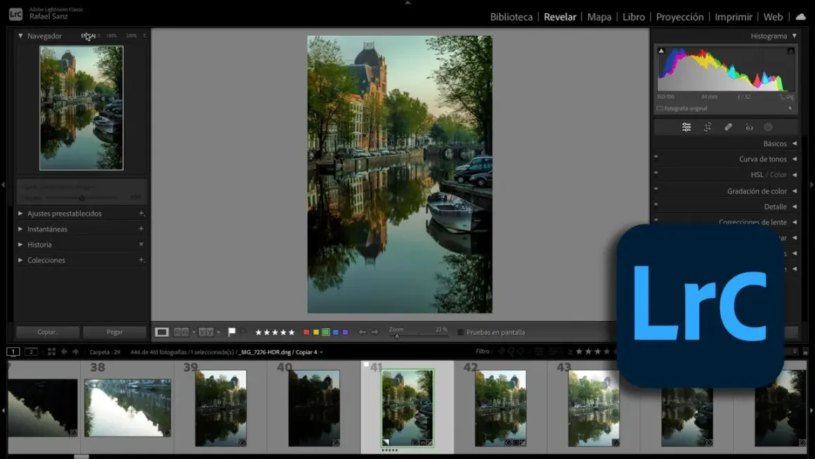Interfaz de Adobe Lightroom Classic. Se muestra una foto de un canal con reflejos y edificios. El panel de ajustes revela qué es Lightroom: una herramienta para editar imágenes.