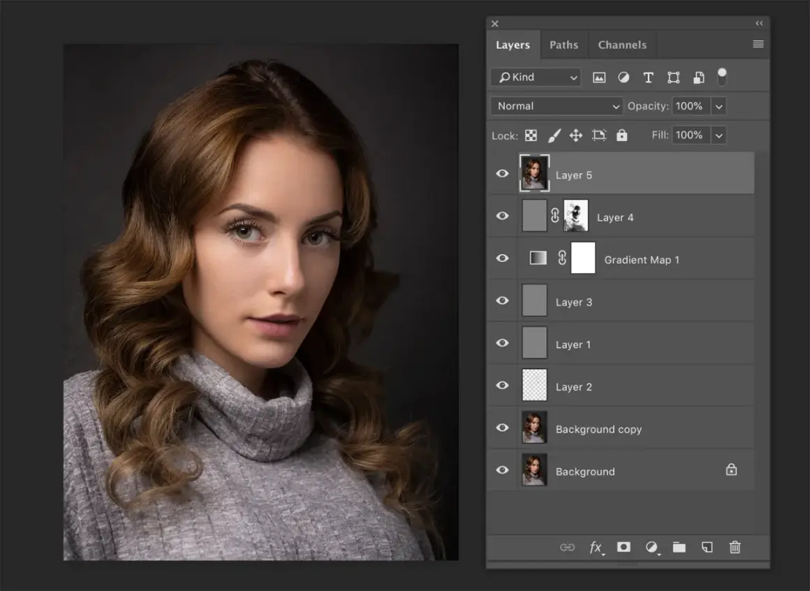 Retrato de mujer con su edición en Photoshop, mostrando capas y ajustes como el balance de blancos.