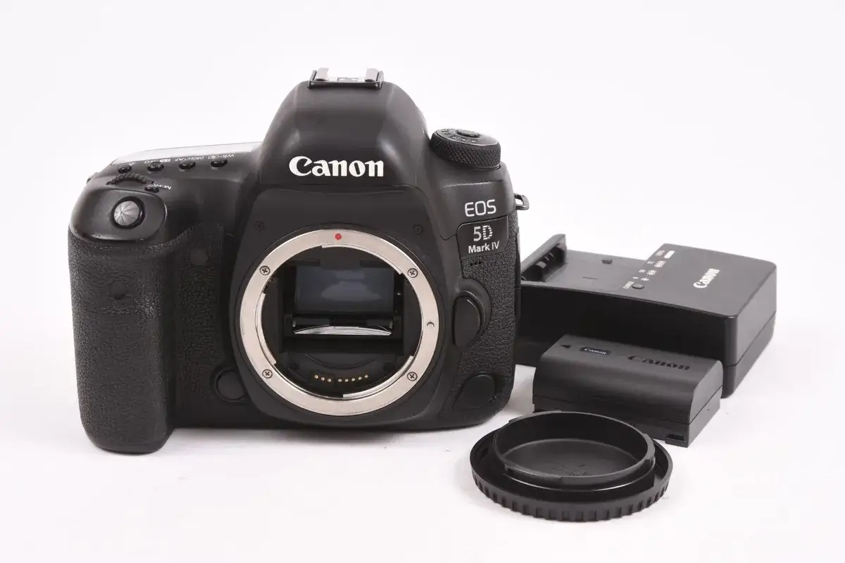 Cuerpo de cámara Canon EOS 5D Mark IV con cargador y batería. Lista para capturar grandes disparos con esta cámara.