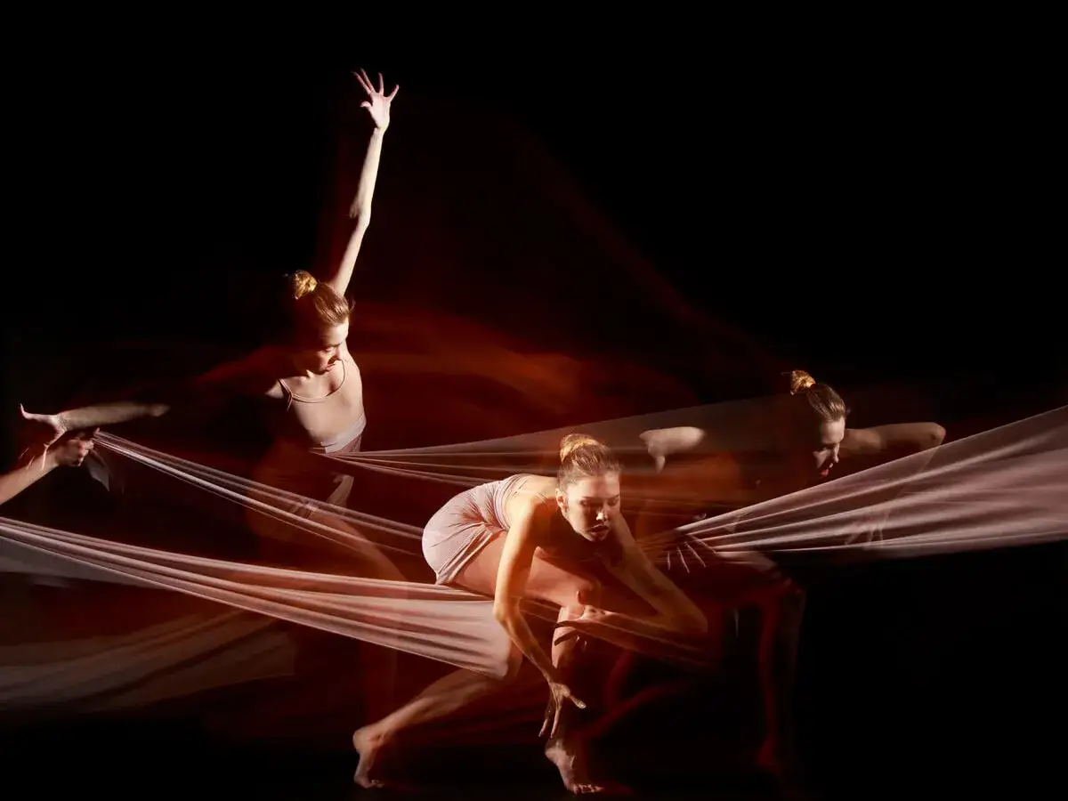 Danza etérea capturada en movimiento, creando fotos originales y creativas con telas fluidas y luces dramáticas.