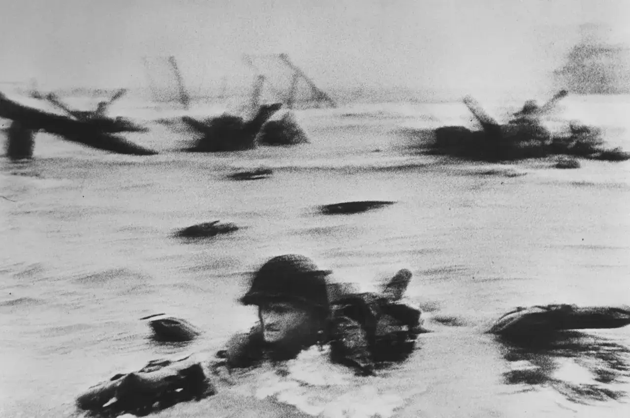 Soldado avanza en el agua, una de las robert capa fotos famosas del desembarco de Normandía.
