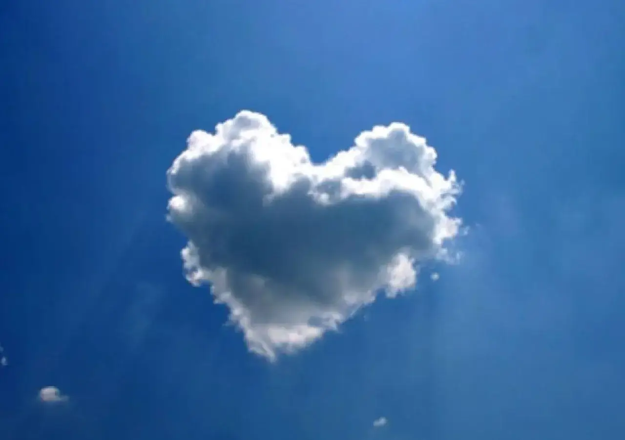 Una nube solitaria en forma de corazón en un cielo azul, un ejemplo de pareidolia en las nubes.