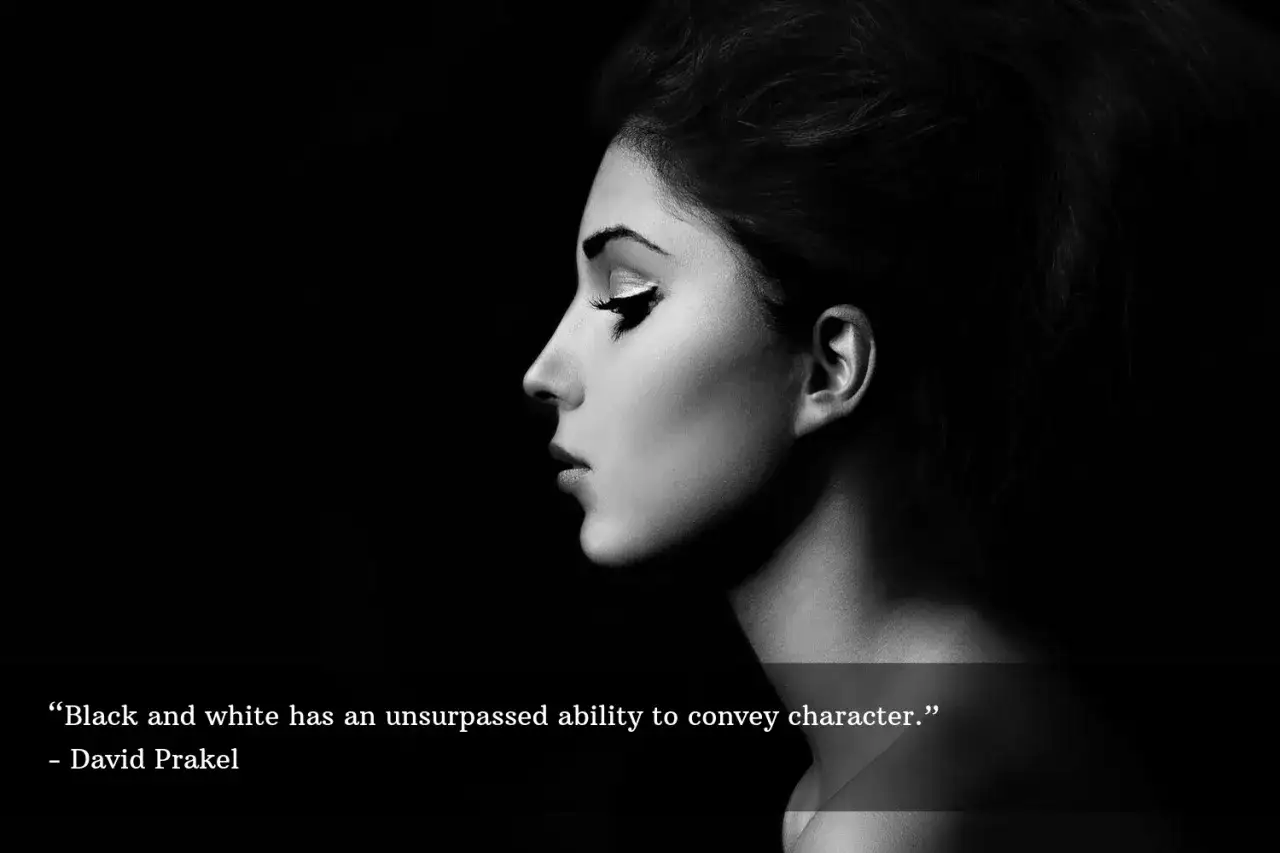 Perfil de mujer en blanco y negro, evocando la profundidad de la vida en blanco y negro frases.