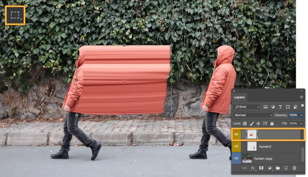 Persona con efecto de licuar en Photoshop. Se ve una persona con una chaqueta naranja y pantalones grises, con una parte de su cuerpo distorsionada horizontalmente.