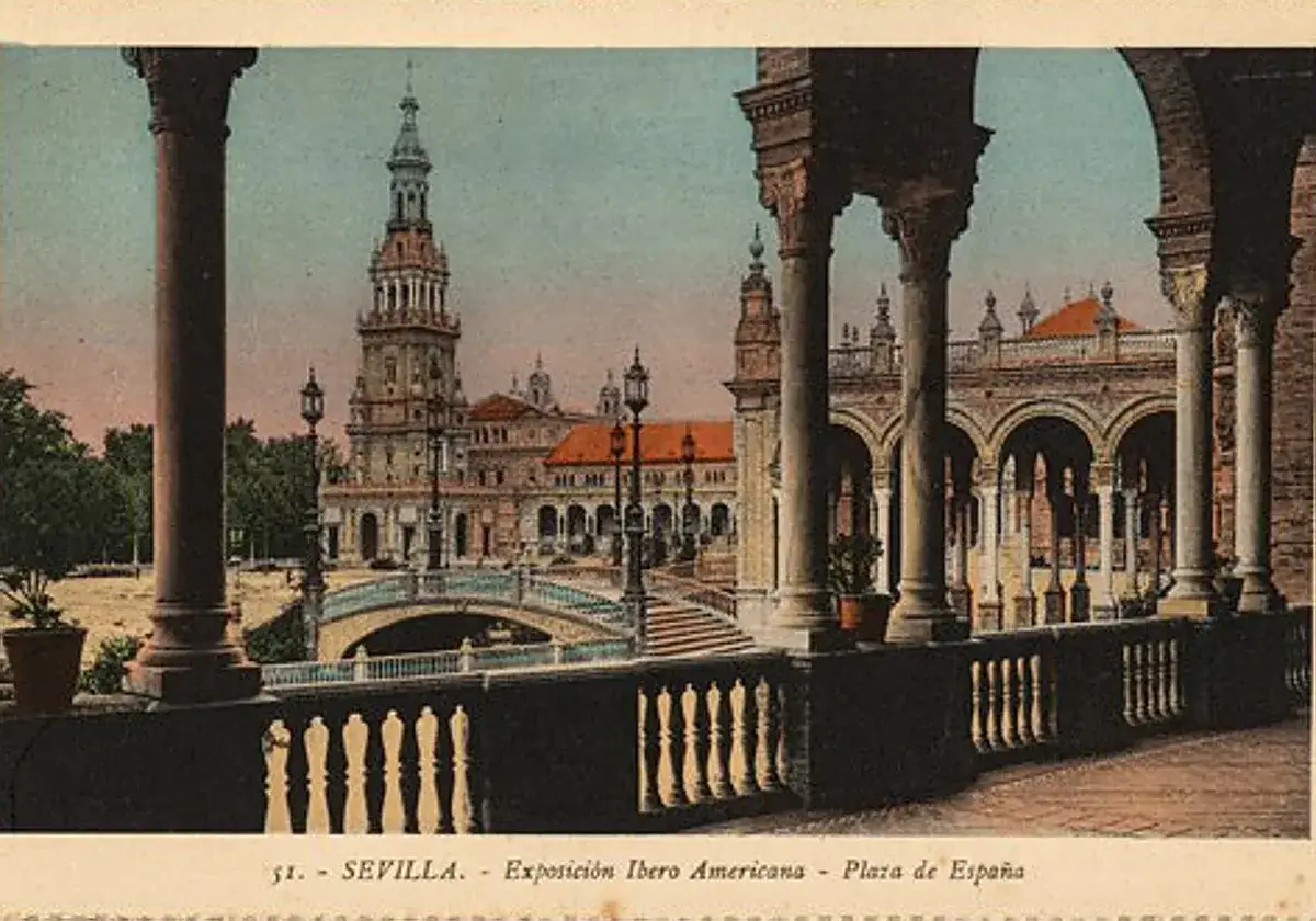 Plaza de Espa&ntilde;a en Sevilla, una joya de las fotos hist&oacute;ricas. Columnas, arcos y una torre imponente en esta postal antigua.