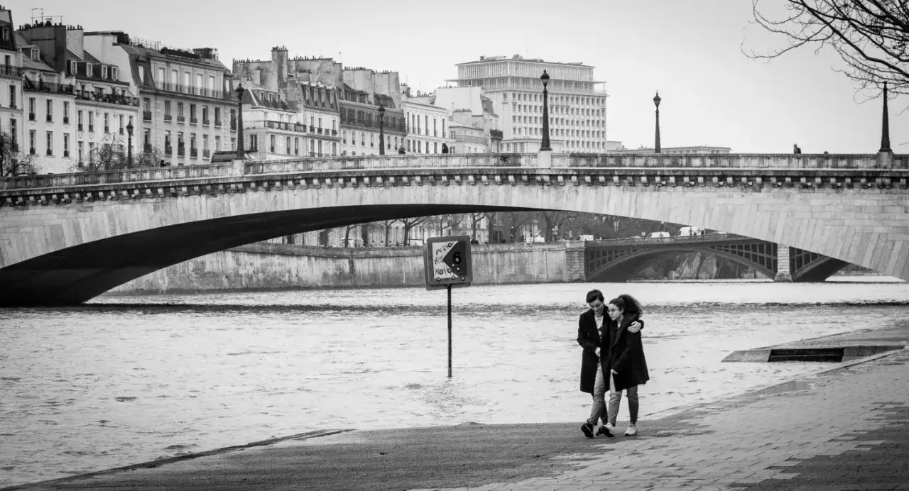 Pareja paseando por el Sena, París. Fotos pilladas de un momento íntimo bajo el puente.