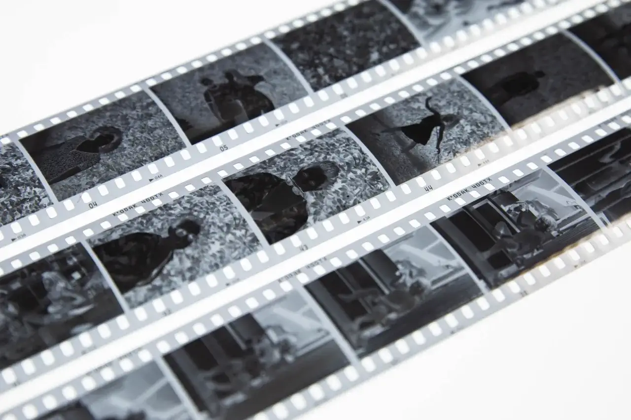 Tiras de pel&iacute;cula fotogr&aacute;fica en blanco y negro, con im&aacute;genes de personas y escenas cotidianas. Un vistazo al pasado, un intento de rebelar foto.