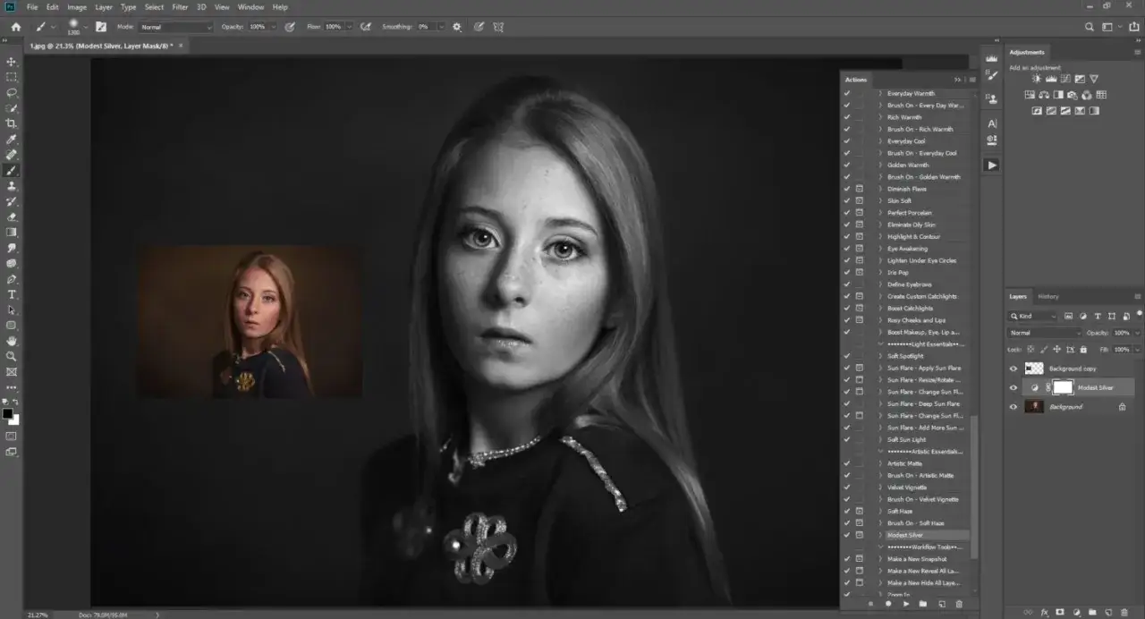 Retrato de una joven en photoshop blanco y negro. Se aprecian acciones de edición y capas, con un efecto 