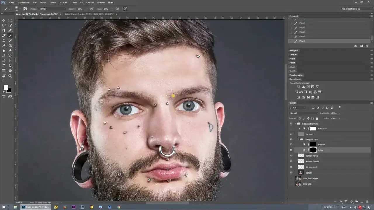 Edici&oacute;n de retrato con la t&eacute;cnica dodge and burn para realzar detalles. Se observa un primer plano de un hombre con piercings y dilataciones.