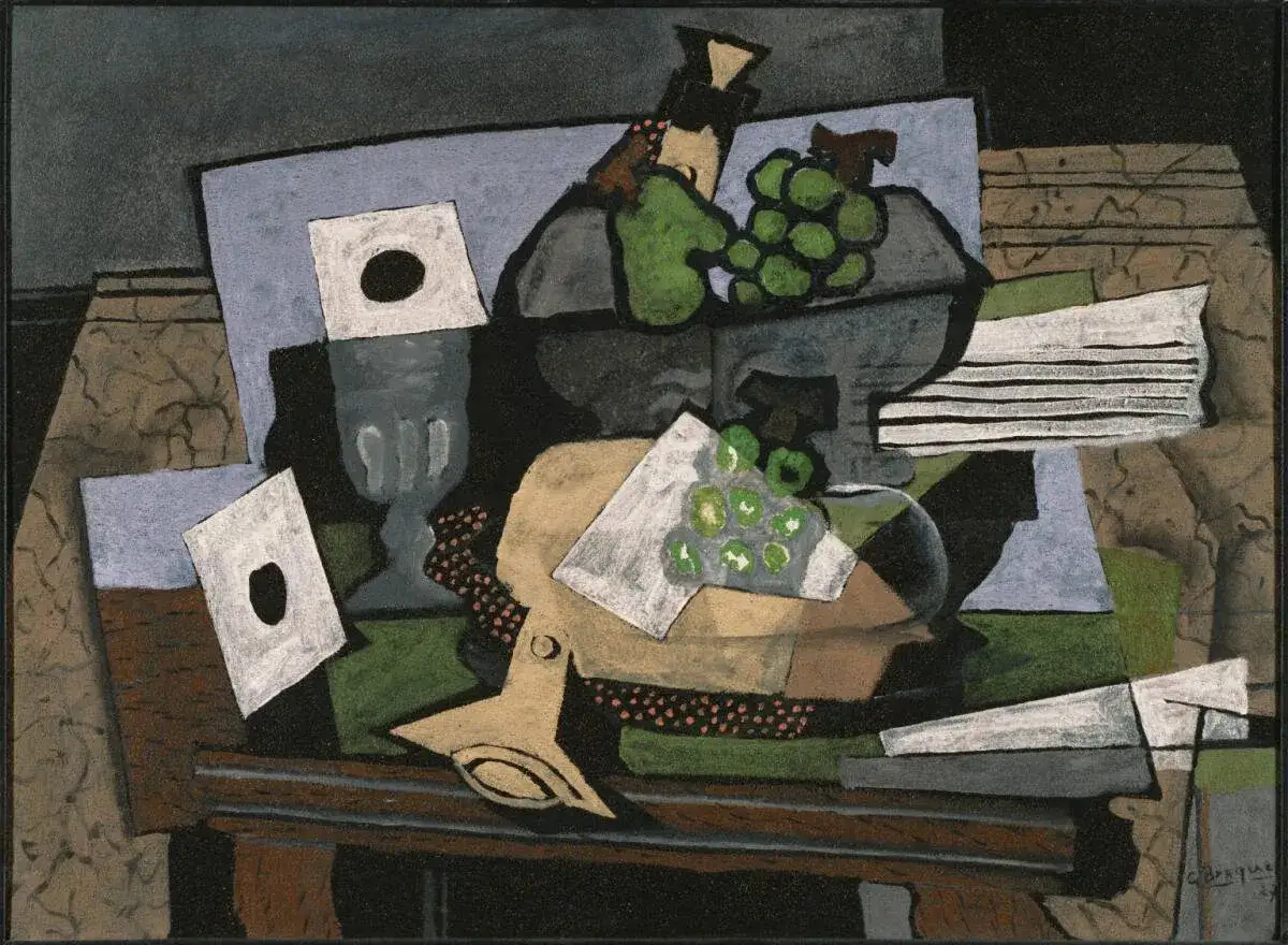 Bodegón con uvas, copas y papeles. La composición juega con la figura y fondo gestalt, creando una escena fragmentada y geométrica.