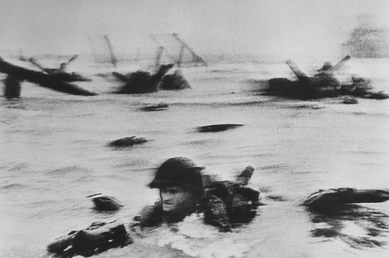Soldado avanza en el agua durante el desembarco de Normandía, una imagen icónica de Robert Capa.