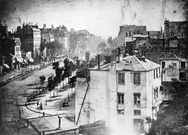 La primera fotografía de París, una vista de la calle con edificios y árboles, capturada en 1838.