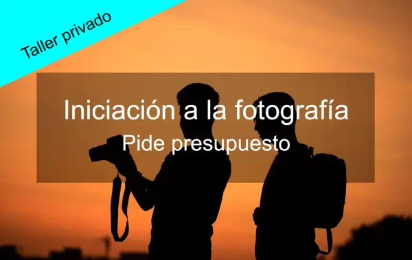 Siluetas de dos jóvenes al atardecer, uno con cámara. Taller privado de iniciación a la fotografía.