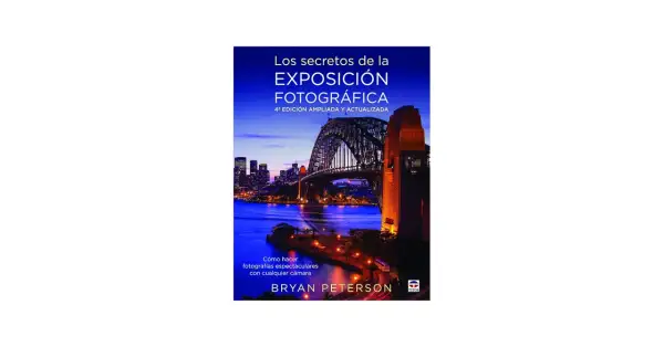 Libro "Los secretos de la exposición fotográfica" de Bryan Peterson, con una imagen del puente de Sídney al atardecer, ideal para aprender a crear fotos espectaculares.