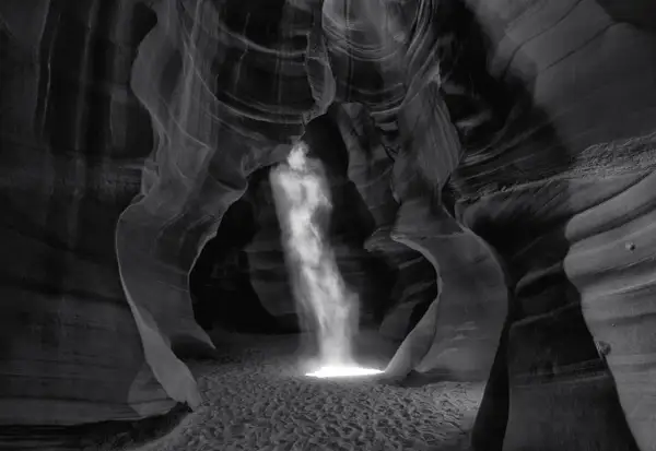 Columna de luz ilumina cañón de arena, creando una escena etérea. Esta podría ser la **fotografía más cara del mundo** por su belleza única.