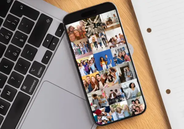 Teléfono móvil mostrando un collage de fotos de jóvenes sonriendo y divirtiéndose, ideal para organizar fotos de recuerdos.