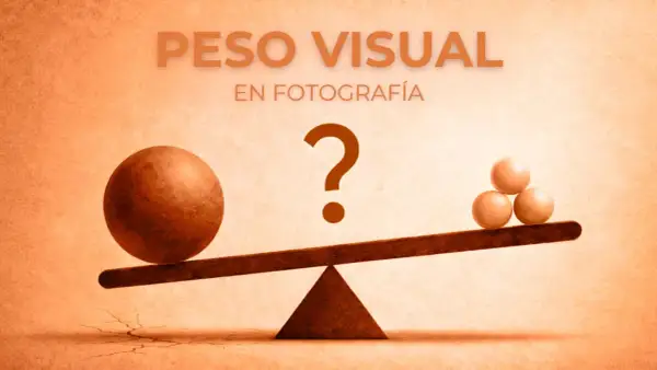 Balanza con una esfera grande a la izquierda y tres pequeñas a la derecha, ilustrando el peso visual en fotografía.