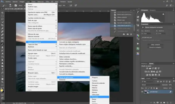 En Photoshop, se muestra el menú "Capa" con la opción "Modo de apilamiento" seleccionada, mostrando "Promedio" como método para apilar fotos.