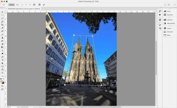 Catedral gótica con un marco de transformación activado en Photoshop, ajustando la perspectiva.