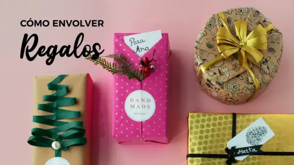Ideas para fotos creativas de regalos: un árbol de Navidad con cinta, un paquete rosa con detalles de hojas y bayas, y un regalo redondo con un lazo dorado.