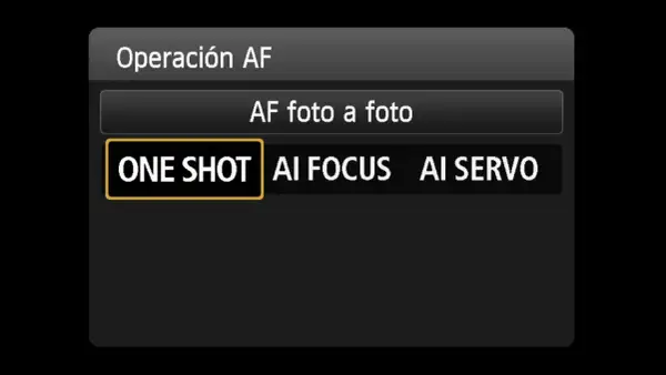 Pantalla de cámara con opciones de AF: One Shot, AI FOCUS y AI SERVO.