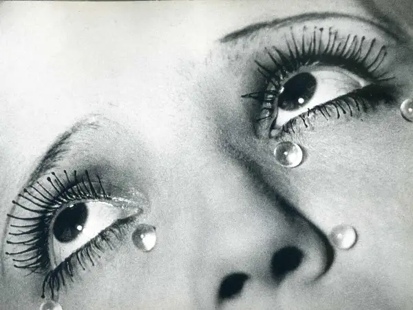 Primer plano de ojos con gotas de agua, una obra icónica de las man ray fotografias.