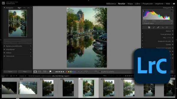 Interfaz de Adobe Lightroom Classic. Se muestra una foto de un canal con reflejos y edificios. El panel de ajustes revela qué es Lightroom: una herramienta para editar imágenes.