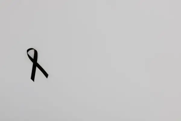 Lazo negro sobre fondo blanco.