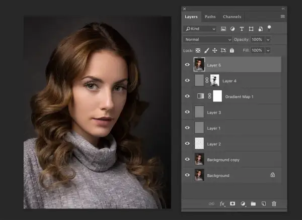 Retrato de mujer con su edición en Photoshop, mostrando capas y ajustes como el balance de blancos.